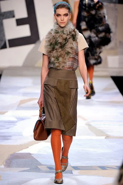 Look 15